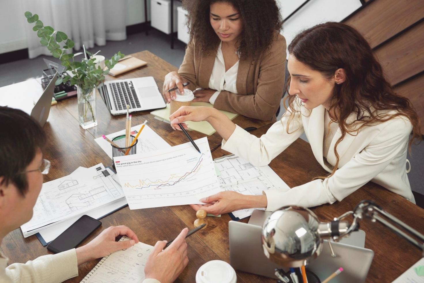 Finanzexperte bei der Datenanalyse